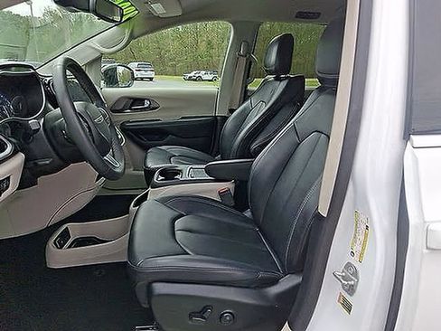 Used 2024 Chrysler Pacifica Touring-L FWD image 17