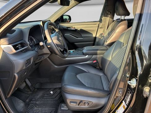 Used 2023 Toyota Highlander XSE FWD image 16