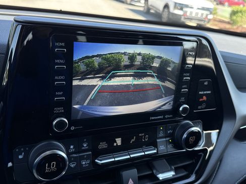 Used 2022 Toyota Highlander XLE AWD/4WD image 19