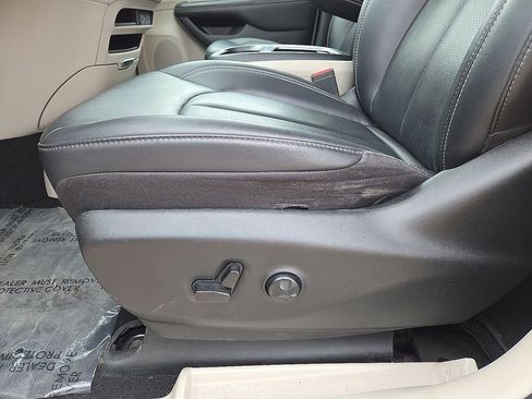 Used 2024 Chrysler Pacifica Touring-L FWD image 23