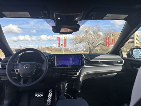 Used 2025 Toyota Camry SE image 30