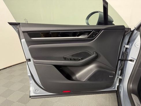 Certified 2025 Porsche Macan 4S Electric AWD/4WD image 19