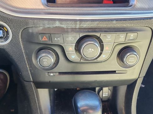 Used 2013 Dodge Charger SE w/ Connectivity Group image 19