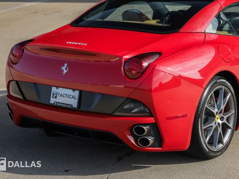 Used 2010 Ferrari California RWD image 16