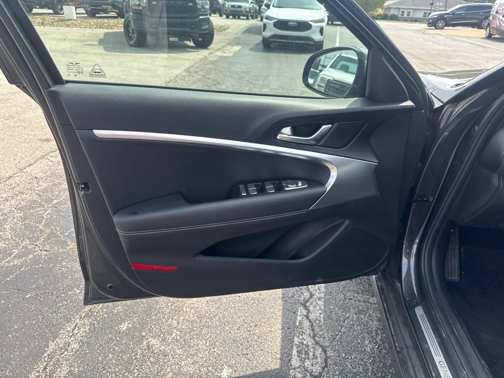Used 2025 Genesis G70 2.5T AWD/4WD image 19
