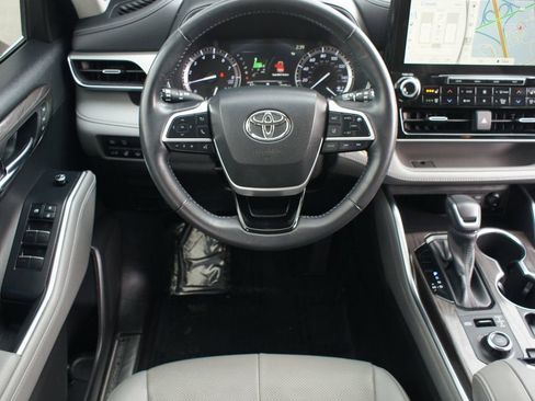 Used 2022 Toyota Highlander Platinum image 5
