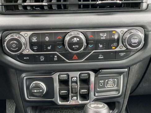 Used 2024 Jeep Wrangler Unlimited Sahara AWD/4WD image 25