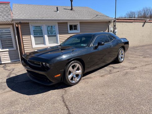 Used 2014 Dodge Challenger SXT w/ Super Sport Group (SS/T) image 2