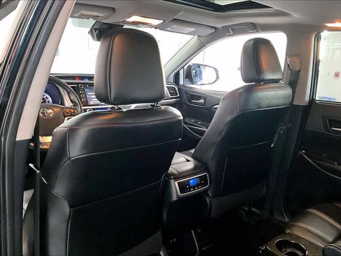 Used 2019 Toyota Highlander SE image 11