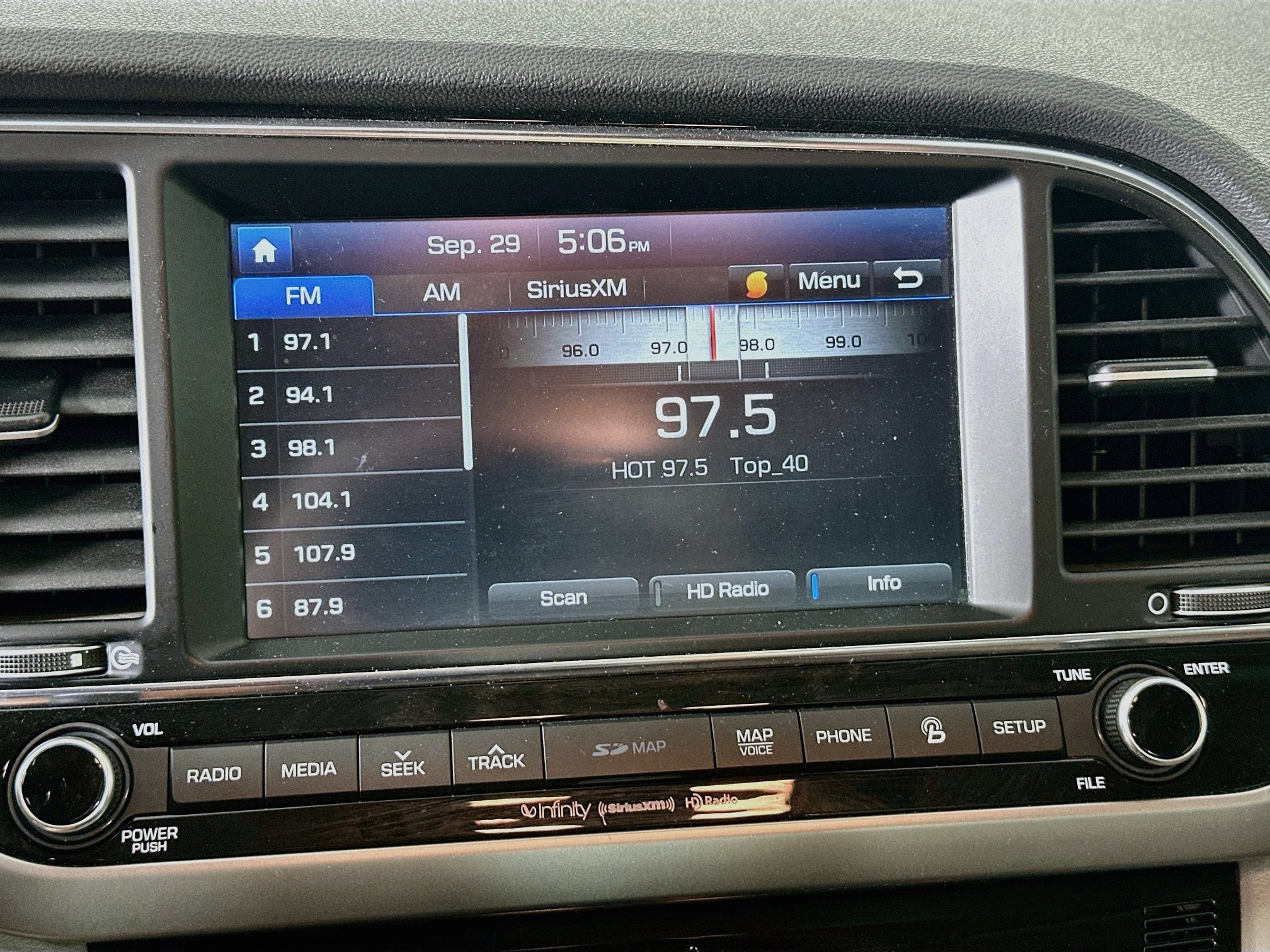 Used 2018 Hyundai Elantra Limited w/ Limited Ultimate Package 02 FWD image 21