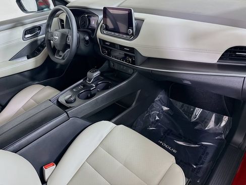 Certified 2025 Nissan Rogue SV w/ SV Premium Package AWD/4WD image 33