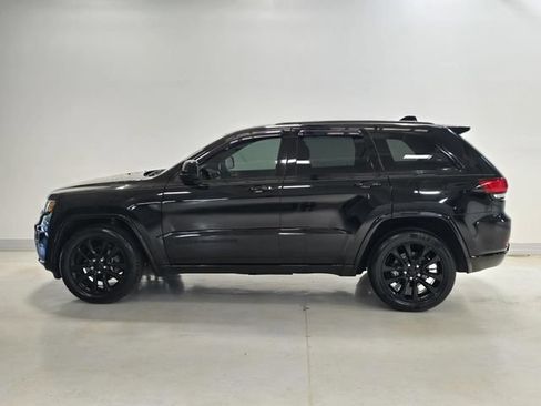 Used 2018 Jeep Grand Cherokee Altitude RWD image 3