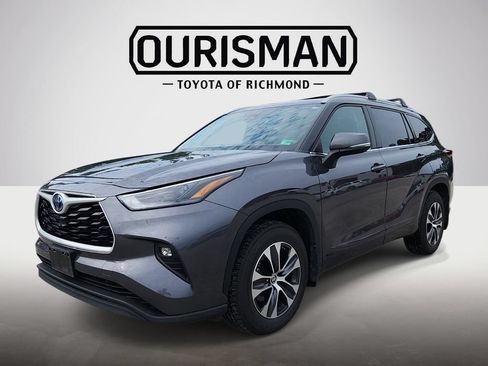 Used 2022 Toyota Highlander XLE AWD/4WD image 3
