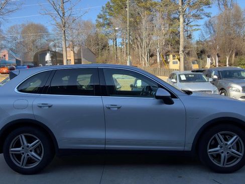 Used 2011 Porsche Cayenne S image 3