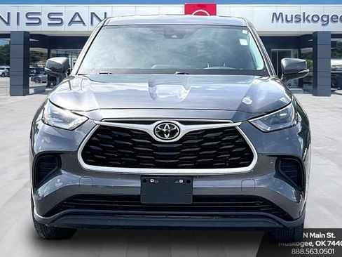 Used 2023 Toyota Highlander L FWD image 2