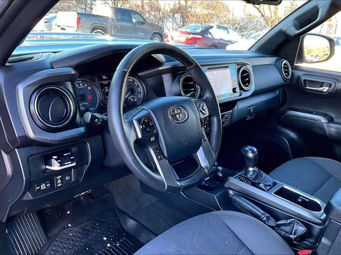 Used 2019 Toyota Tacoma TRD Sport image 15