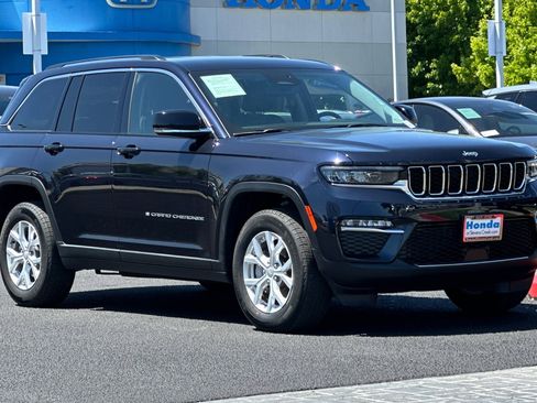 Used 2023 Jeep Grand Cherokee Limited w/ Trailer Tow Prep Group (B) AWD/4WD image 6