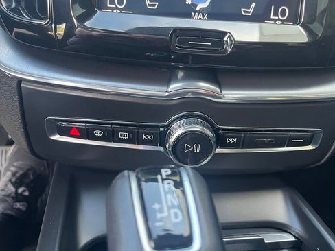 Used 2019 Volvo XC60 T6 Momentum w/ Multimedia Package AWD/4WD image 14
