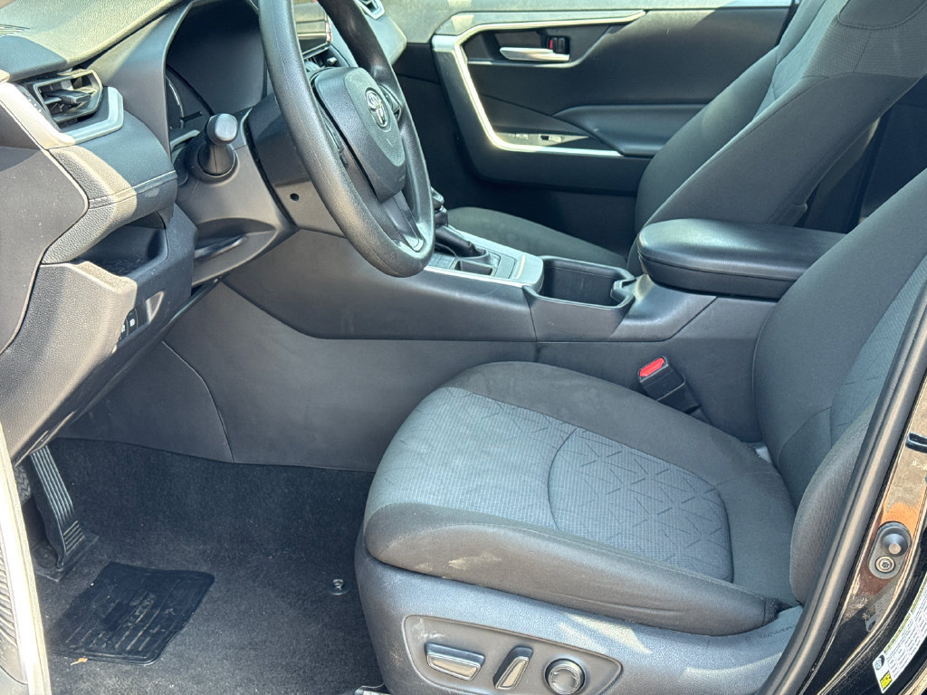 Used 2025 Toyota RAV4 XLE AWD/4WD image 12