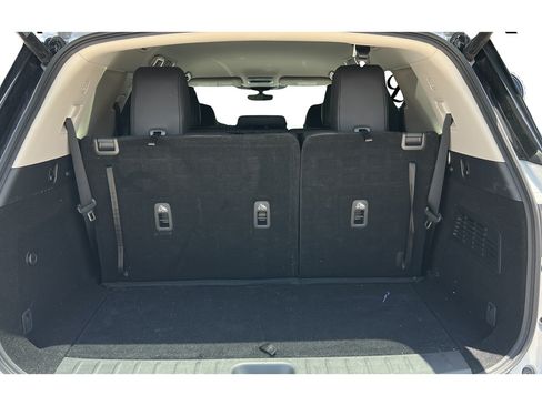 Used 2025 Nissan Pathfinder SL FWD image 9