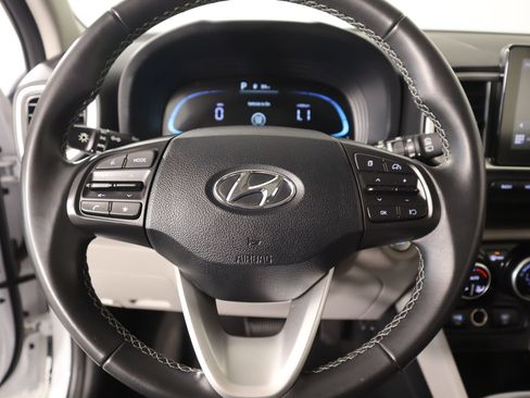 Used 2025 Hyundai Venue SEL image 3