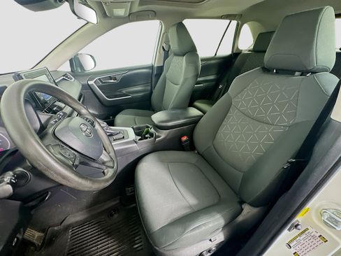 Used 2021 Toyota RAV4 XLE w/ Convenience Package FWD image 13