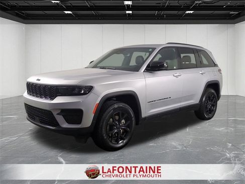 Used 2024 Jeep Grand Cherokee Altitude image 4