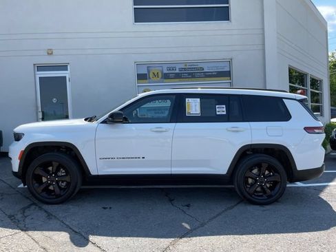 Used 2023 Jeep Grand Cherokee L Laredo AWD/4WD image 2