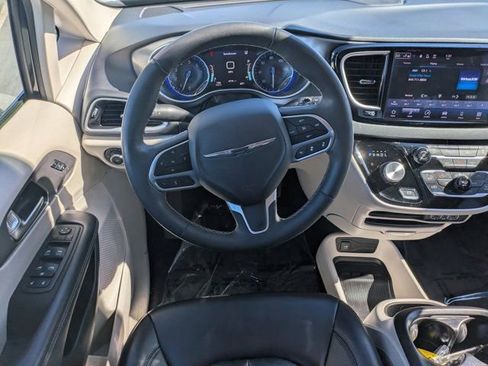 Used 2023 Chrysler Pacifica Touring-L image 14