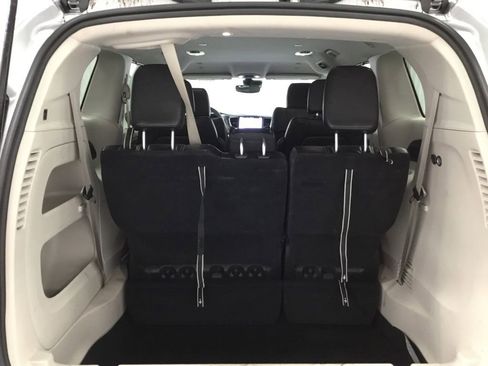 Used 2023 Chrysler Pacifica Touring-L image 15