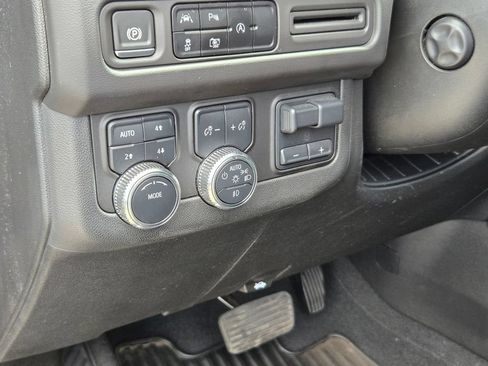 Used 2024 GMC Yukon SLT w/ SLT Luxury Package AWD/4WD image 9