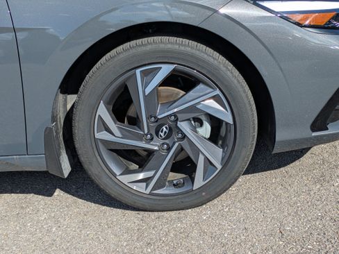 Used 2025 Hyundai Elantra Limited image 11