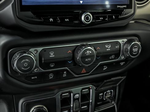 Used 2018 Jeep Wrangler Unlimited Sport S image 31