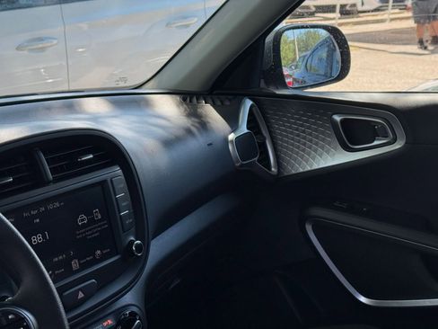 Used 2025 Kia Soul LX w/ LX Technology Package FWD image 32