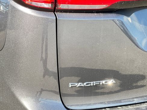 Used 2023 Chrysler Pacifica Touring-L image 33