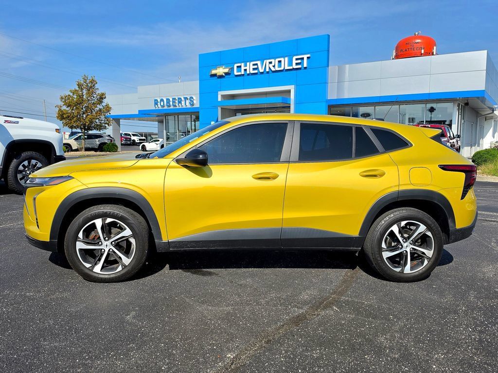 Used 2024 Chevrolet Trax RS w/ Driver Confidence Package FWD image 3