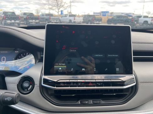 Used 2025 Jeep Compass Limited image 18