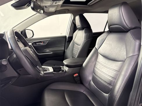 Used 2020 Toyota RAV4 XLE Premium image 5