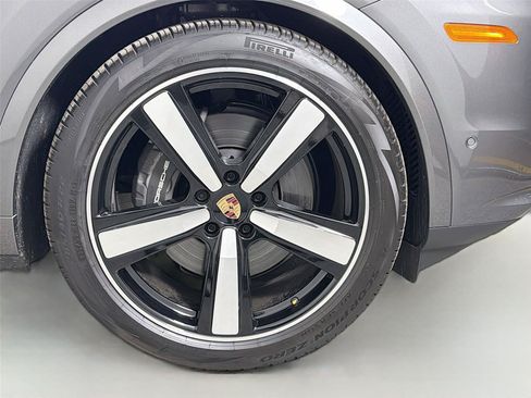 Used 2025 Porsche Cayenne Coupe AWD/4WD image 14