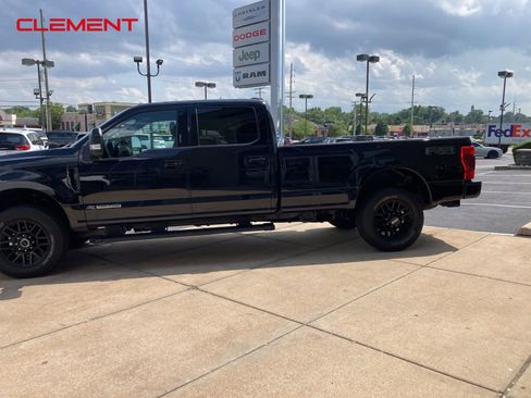 Used 2022 Ford F250 Lariat w/ Black Appearance Pkg image 2