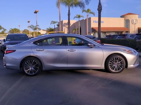 Certified 2024 Lexus ES 300h w/ Premium Package image 5