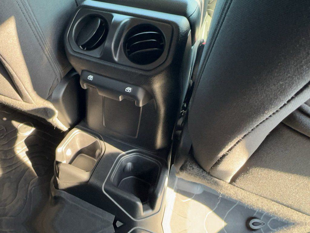 Used 2018 Jeep Wrangler Unlimited Sport S AWD/4WD image 11