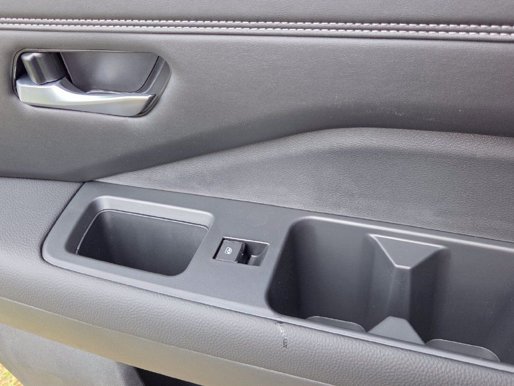 New 2026 Nissan Pathfinder Platinum w/ Accent Package FWD image 9