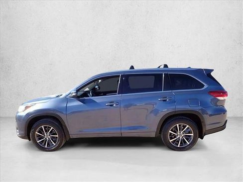 Used 2017 Toyota Highlander XLE AWD/4WD image 2