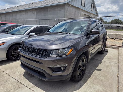 Used 2018 Jeep Compass Latitude FWD image 3