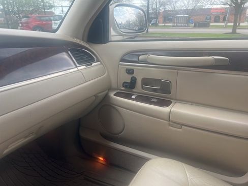 Used 2009 Lincoln Town Car Signature Limited RWD image 12