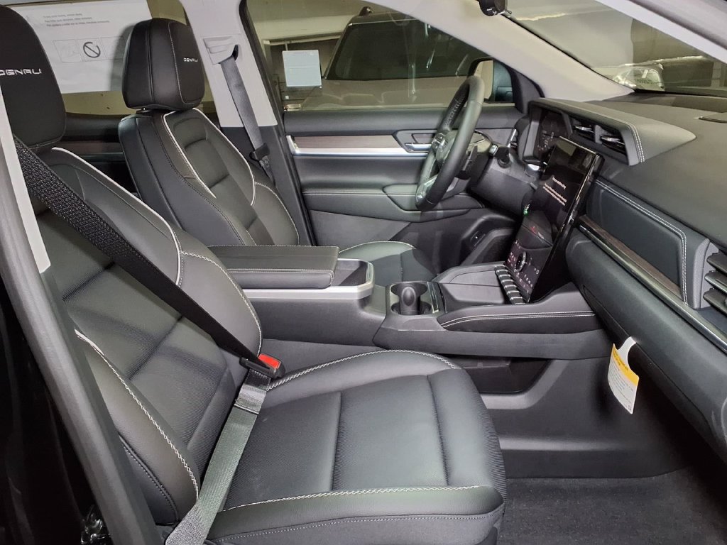 New 2026 GMC Terrain Denali w/ LPO, Black Badging Package AWD/4WD image 6
