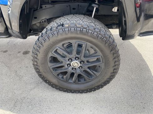 Used 2017 Toyota Tacoma TRD Off-Road AWD/4WD image 11
