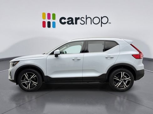 Used 2025 Volvo XC40 B5 Core AWD/4WD image 2