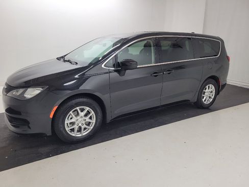 Used 2023 Chrysler Voyager LX FWD image 2